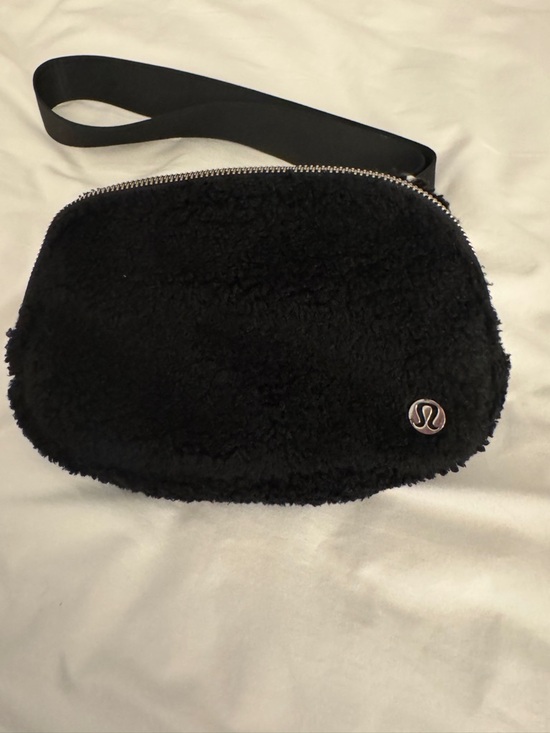lululemon athletica Handbags - Lululemon Faux Sherpa Fleece Everywhere Belt Bag-gently used